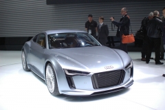 Druhý Audi e-tron debutoval v Detroitu 2010 (2 elektromotory vzadu, zadní pohon, 150 kW, 0 – 100 km/h za 5,9 sekundy, limit rychlosti 200 km/h)