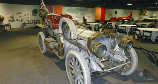 Thomas Flyer 35, slavný vítěz závodu New York – Paříž 1908 (originál z roku 1907) Thomas Flyer 35, slavný vítěz závodu New York – Paříž 1908 (originál z roku 1907)