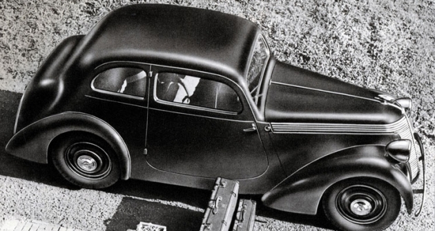 Limuzínka Jawa Minor před vilou Zdeňka Kejvala v Kvasinách (1938) Limuzínka Jawa Minor před vilou Zdeňka Kejvala v Kvasinách (1938)