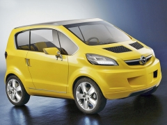 Opel Trixx (2004) s bočními elektricky ovládanými dveřmi na výsuvných závěsech dostal variabilní interiér a vzadu vnější nosič jízdních kol