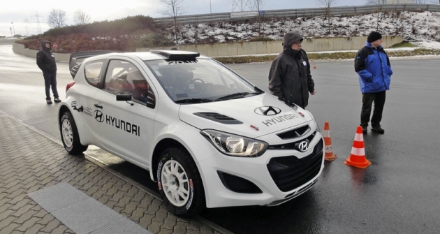 Hyundai i20 WRC  při zkušebních jízdách na polygonu ADAC Gründau u Frankfurtu