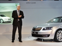 Karl Neuhold, šéf designu exteriéru Škoda Auto, představuje nový vůz novinářům