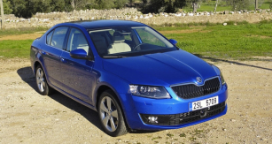 Škoda Octavia třetí generace  v provedení 1.8 TSI  s víceprvkovou zadní nápravou a adaptivním tempomatem Adaptive Cruise Assistant