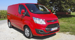 Ford Transit Custom SWB FT270 (motor 2.2 TDCi 125)  z limitované série v barvě Race Red jsme vyzkoušeli v okolí Mnichova