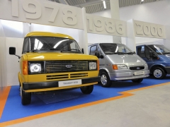 Vozy dvou úspěšných generací Transit (1978 a 1986)