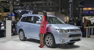 Mitsubishi Outlander PHEV při světové premiéře v Paříži (2012)