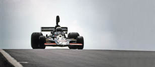 Tom Pryce s vozem Shadow DN-5 Ford, který sloužil po tři sezony ve formuli 1!