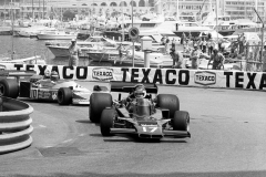 Jean-Pierre Jarier (Shadow DN-5) před Ronnie Petersonem (March 761) na Velké ceně Monaka 1976