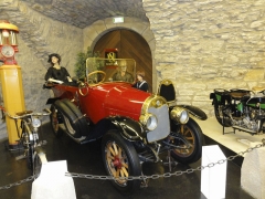 NSU 8/24 PS byl přes patnáct let základním typem značky, vyobrazený vůz pochází z roku 1914 (čtyřválec SV 2110 cm3 se čtyřstupňovou převodovkou)