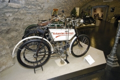 První typ, Neckarsulmer Motorrad pro rakouskou armádu se švýcarským jednoválcem Zedel 211 cm3 o výkonu 1,25 k (rok 1902)