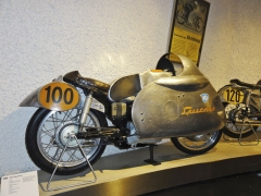 NSU Sportmax, stroj mistra světa H.P. Müllera a mistra Německa Hanse Baltisbergera ve třídě 250 cm3 v roce 1955 (jednoválec OHC 247 cm3)