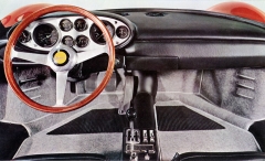 Také na volantu je logo Dino (246 GT)