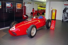 Ferrari 246 formule 1 s motorem Dino 2,4 l o výkonu 206 kW (280 k)/ 8500 min‑1, vůz mistra světa Mika Hawthorna (1958)