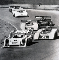 Závody CanAm měly vysokou úroveň, na snímku ze sezony 1972 v čele mistr George Follmer (Porsche 917/10 TC) před Revsonem a Hulmem (oba McLaren M20), Oliverem (UOP Shadow Mk III) a Minterem (s číslem 0; Porsche 917/10)