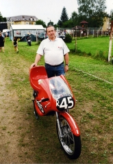 Karel Sedláček s renovovaným motocyklem MZ Delfín