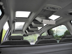 Světelnou pohodu uvnitř vozu zvyšují čtyři stropní okna s posuvnými clonami; v podélné dutině mezi nimi je pět různě velkých výklopných odkládacích schránek