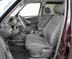 Přední sedadla jsou elektricky seřiditelná, řidičovo s možností nastavení tří kombinací poloh; za řadicí pákou je rovněž uzavřená odkládací schránka pod loketní opěrou