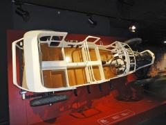Unikátní konstrukce Lancia Lambda, považovaná za první sériovou samonosnou karoserii, je nahoře otevřena a svařena z ocelových výlisků (1922)