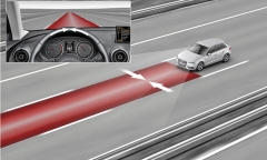 Audi Active Lane Assist udrží automobil v jízdním pruhu i v mírných zatáčkách; od řidiče však vyžaduje přítomnost rukou na volantu