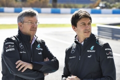 Ross Brawn, šéf týmu, a Toto Wolff, výkonný ředitel (vpravo)