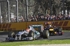 Michael Schumacher (Mercedes GP W03) před Markem Webberem (Red Bull RB8) na Velké ceně Austrálie 2012