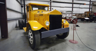 Těžký třínápravový Pierce-Arrow PX 5 Ton Truck, unikátní nákladní vůz z roku 1932