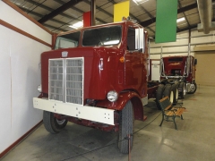 Vzácný model Sterling White COE 6x4 ročníku 1953, výrobek původního Sterlingu, jenž se stal v roce 1951 součástí White Motor Company