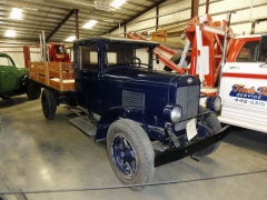 Indiana Truck Model 111 (1 ½ Ton Stake Bed) se čtyřválcem Hercules 4,1 l, třístupňovou převodovkou s dvoustupňovou přídavnou a celkovou hmotností 3,5 t (ročník 1927)