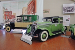 Checker Model Y Taxicab (v popředí) se vyráběl od roku 1932, pohání jej osmiválec Lycoming o výkonu 109 kW (148 k), vlevo starší typ H-2