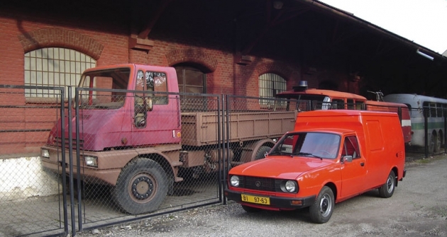 Druhý BAZ Furgonet  před Muzeem dopravy v Bratislavě, vlevo prototyp nákladního vozu SNA 
