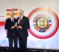 Walter de Silva a Ulrich Hackenberg převzali cenu Car of the Year 2013 pro Volkswagen Golf sedmé generace