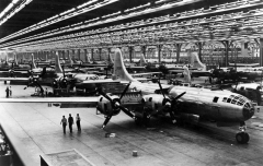 23-boeing-whichata-b-29-assembly-line---1944 76648