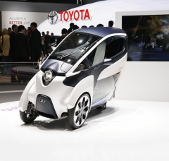 Toyota i-ROAD, městská elektrická tříkolka s naklápěním do zatáček