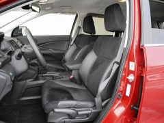 Pohodlná anatomicky tvarovaná přední sedadla, ve velkém rozsahu seřiditelná, odděluje konzola s pákou parkovací brzdy a loketní opěrou kryjící odkládací schránku