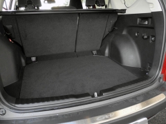 Objemný zavazadlový prostor, v nejužší části mezi podběhy široký 1060 mm, se ještě zvětší sklopením zadních sedadel takřka do roviny
