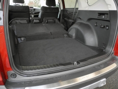 Objemný zavazadlový prostor, v nejužší části mezi podběhy široký 1060 mm, se ještě zvětší sklopením zadních sedadel takřka do roviny