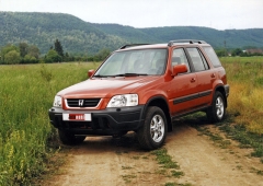 Honda CR-V první generace se představila v roce 1995 v Japonsku, podle výrobce typové označení vychází z Comfortable Runabout Vehicle. V nabídce byl jen zážehový motor 2.0/92 kW (125 k), od modelového roku 1999 se zvýšeným výkonem na 108 kW (147 k). Výroba do roku 2001.