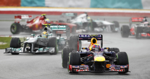 Mark Webber (Red Bull RB9 Renault) vede ve Velké ceně Malajsie