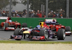 Sebastian Vettel (Red Bull RB9 Renault) před vozy Ferrari