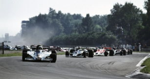 Jody Scheckter (Wolf) před Clayem Regazzonim (Ensign) ve Velké ceně Itálie 1977