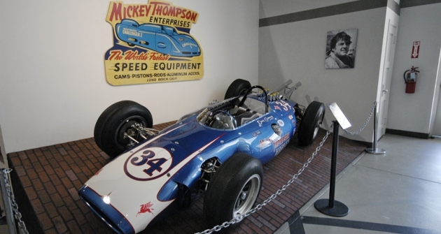 Thompson Harvey Aluminium Spl., jeden ze tří vozů konstruktéra Johna Crosthwaita pro 500 mil Indianapolis 1962 (Dan Gurney startoval osmý, porucha převodovky) 