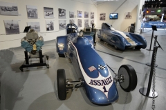 Thompsonův Assault 1 s hliníkovou karoserií, za ním kapotovaný dragster Attempt 1 s kompresorovým čtyřválcem Pontiac 2.0 I4 (oba vozy z roku 1961)