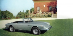 Ferrari 330 GTS na snímcích z dobového prospektu (1966)