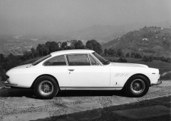 Silueta 330 GT 2+2 první série připomíná předchůdce 250 GTE (1964)