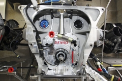 Hybridní jednotka Denso mezi motorem a převodovkou