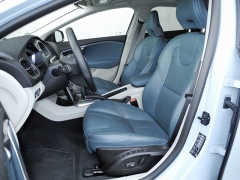 Pohodlná přední sedadla s vysokými opěradly jsou všestranně elektricky seřiditelná ve velkém rozsahu, řidič může uložit do paměti tři kombinace poloh