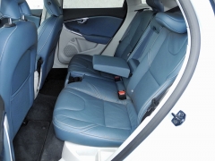 Na zadních sedadlech mají cestující dost místa, mezi opěradly předních sedadel ve střední poloze a zadními sedáky je mezera 265 mm; dělená opěradla jsou sklopná na sedáky