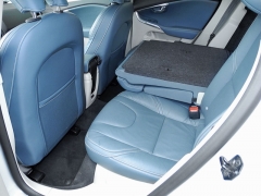 Na zadních sedadlech mají cestující dost místa, mezi opěradly předních sedadel ve střední poloze a zadními sedáky je mezera 265 mm; dělená opěradla jsou sklopná na sedáky