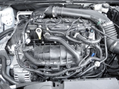 Motory pro testované V40 jsou převzaty z portfolia jiných značek, na snímku známý zážehový čtyřválec od Ford Motor Company