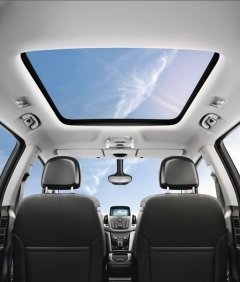 Značně skloněné panoramatické čelní sklo, sahající až nad přední sedadla, a velké střešní okno jsou součástí neobyčejně velké zasklené plochy